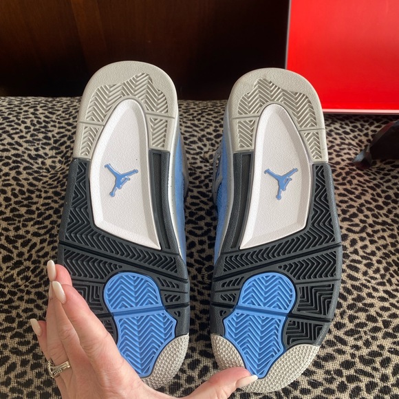 AUTHENTIC
Air Jordan 4 Retro (GS) University Blue/Black 408452-400 Size 6.5Y - Picture 11 of 12